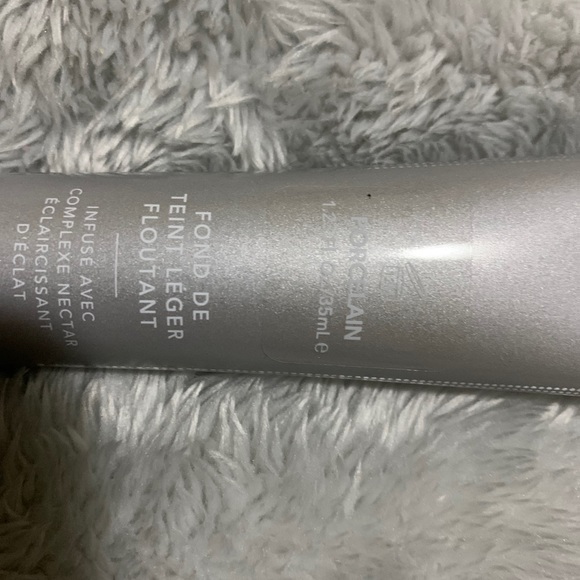 Becca Skin Love Foundation - Picture 3 of 3